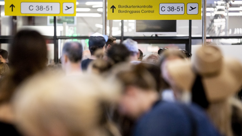 Passagiere stehen am Flughafen Tegel im Terminal C vor der Sicherheitskontrolle Schlange.