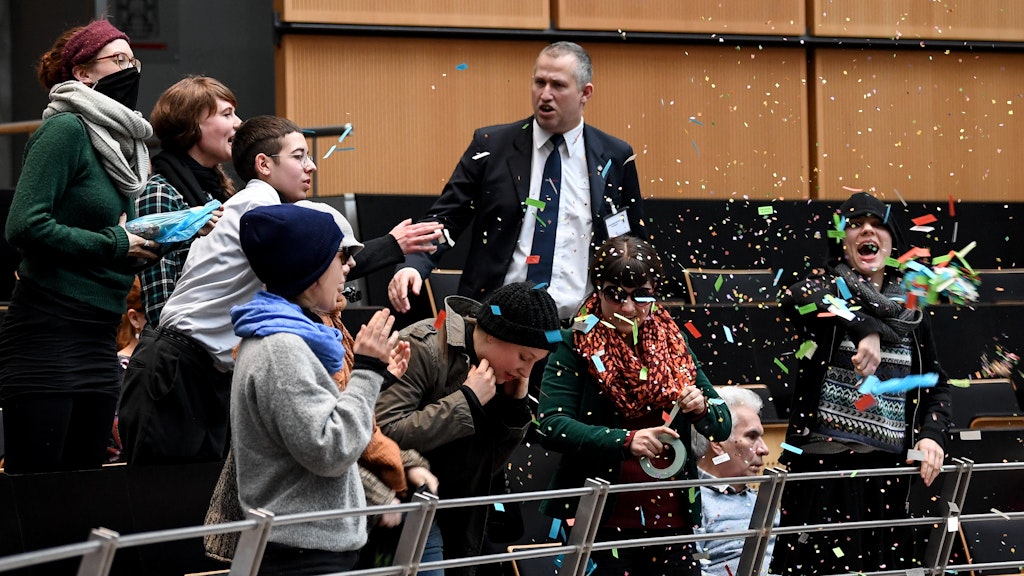 Demonstranten werfen bei der Plenarsitzung des Berliner Abgeordnetenhauses mit Konfetti und rufen "Liebig bleibt".