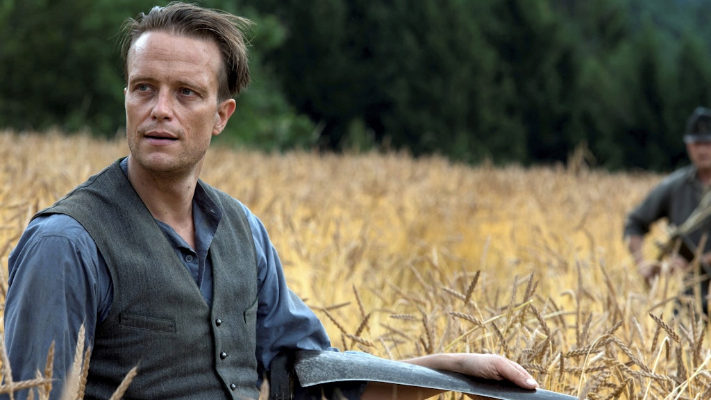 Der Schauspieler August Diehl in einer Szene seines neuen Films "Ein verborgenes Leben".