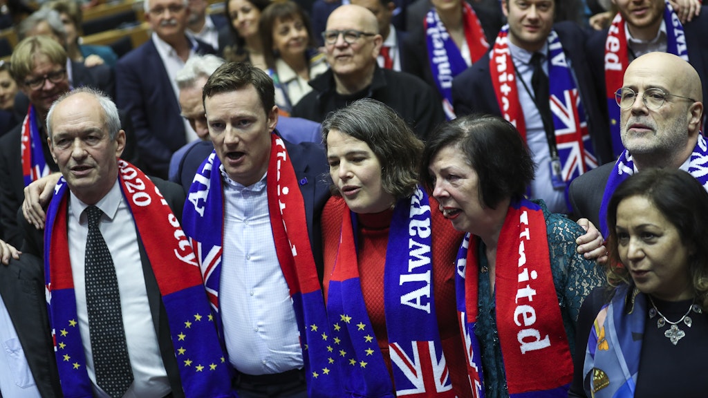 Emotionen zum Abschied: Im Europaparlament von Brüssel singen pro-europäische Abgeordnete am Mittwoch den schottischen Klassiker „Auld Lang Syne“.