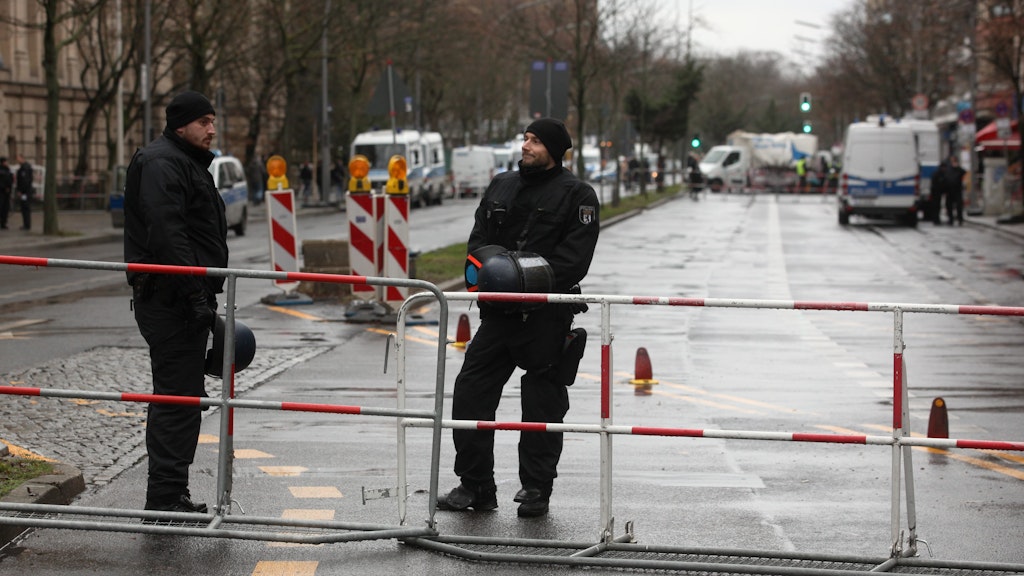 Wegen der Gerichtsverhandlung war die Turmstraße durch die Polizei gesperrt.