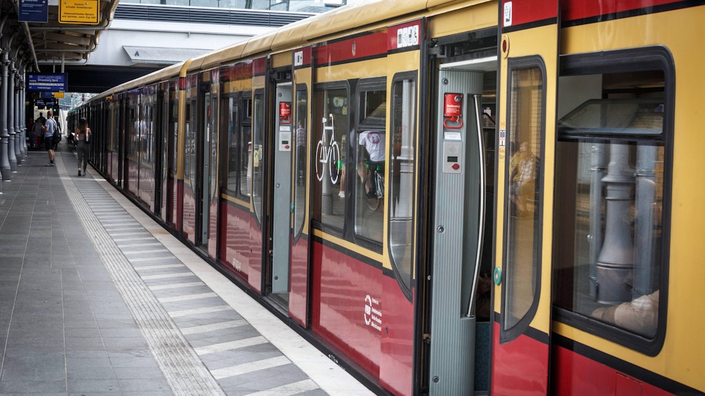 Das Fahrperonal drückt auf einen Knopf - und alle Türen gehen auf. Auch die Baureihe 481, zu der dieser Zug beghört, ist dadür eingerichtet. Die Prozedur funktioniert aber nicht immer. 