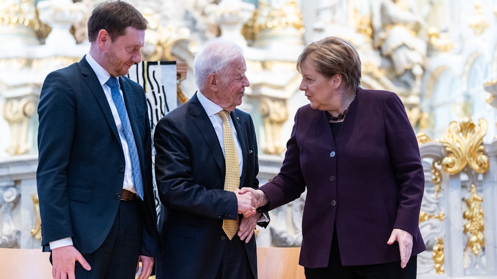 Der westdeutsche Politiker Kurt Biedenkopf (M.) stand zwölf Jahre lang an der Spitze des Freistaates Sachsen. Hier mit Kanzlerin Angela Merkel und seinem Nachfolger Michael Kretschmer zu seinem neunzigsten Geburtstag.