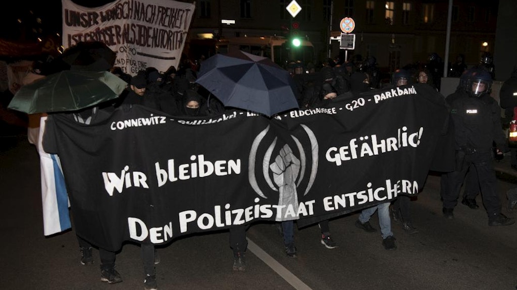 Überwiegend linke Demonstranten ziehen mit Transparenten am Freitagabend durch Friedrichshain.
