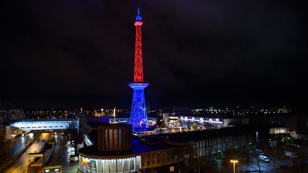 Der Funkturm auf dem Messegelände wird zum Austritt Großbritanniens aus der EU entsprechend angestrahlt.