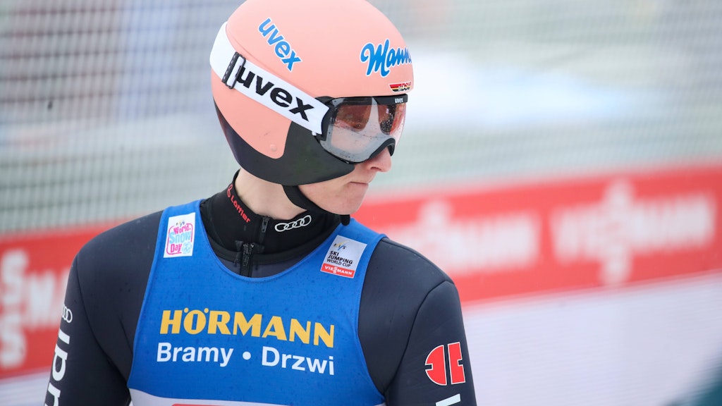 Karl Geiger ist nach dem verpatzen Springen von Innsbruck sichtlich bedient.