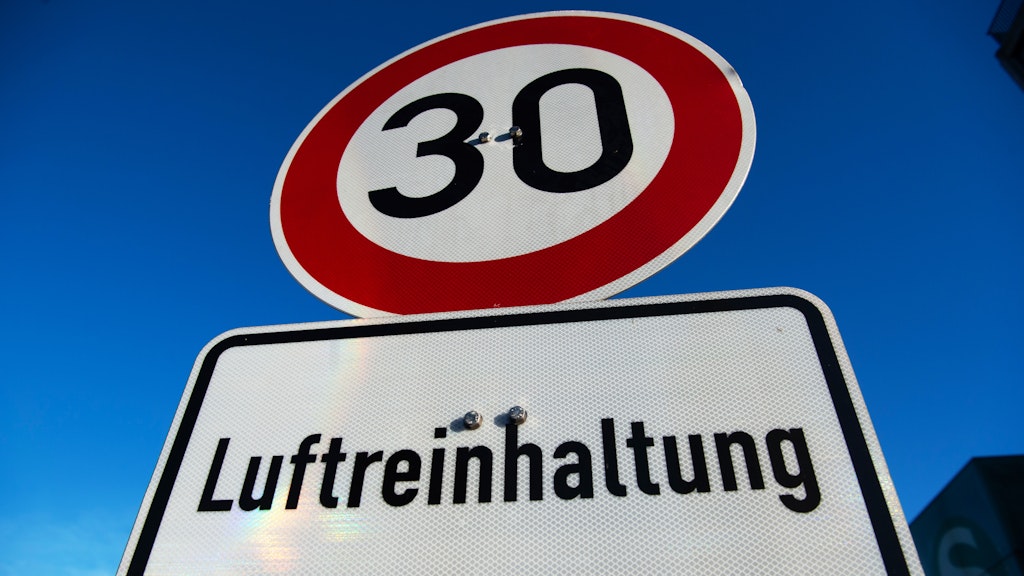 In einigen Straßen Berlins gilt Tempo 30, um die Schadstoffe zu reduzieren. 