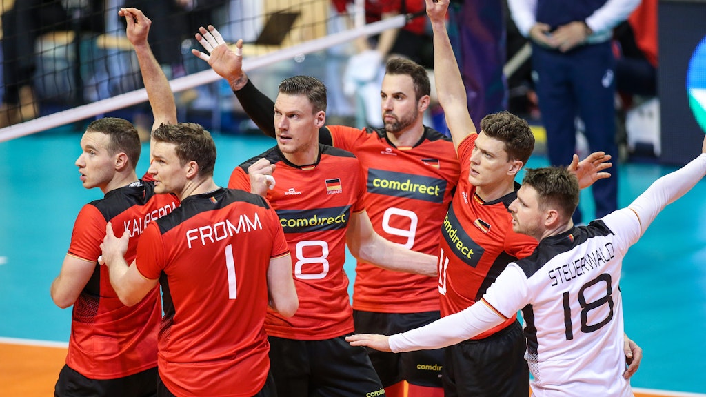 Gemeinsam stark: Die deutschen Volleyballer kämpfen sich gemeinsam aus brenzligen Situationen.