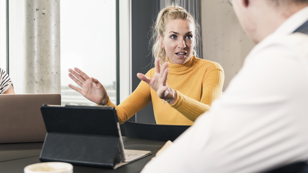 Wer Kritik äußert, sollte auch auf seine Körpersprache achten – wer aggressiv und einschüchternd auftritt, bewirkt selten etwas Gutes.