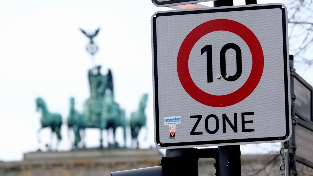 Rechtswidrig: Tempo-10-Schild am Pariser Platz in Berlin-Mitte. 