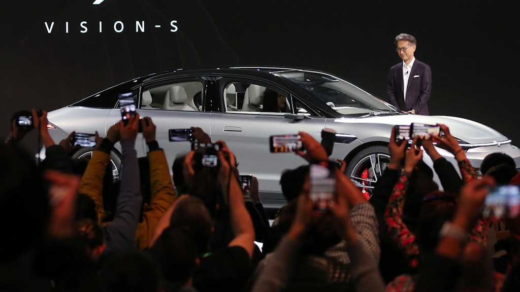 Sony hat auf der CES überraschend den Prototypen eines Elektroautos vorgestellt.