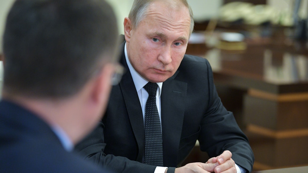 Wladimir Putin (r), Präsident von Russland, spricht während eines Treffens mit Alexander Novak, Energieminister von Russland.