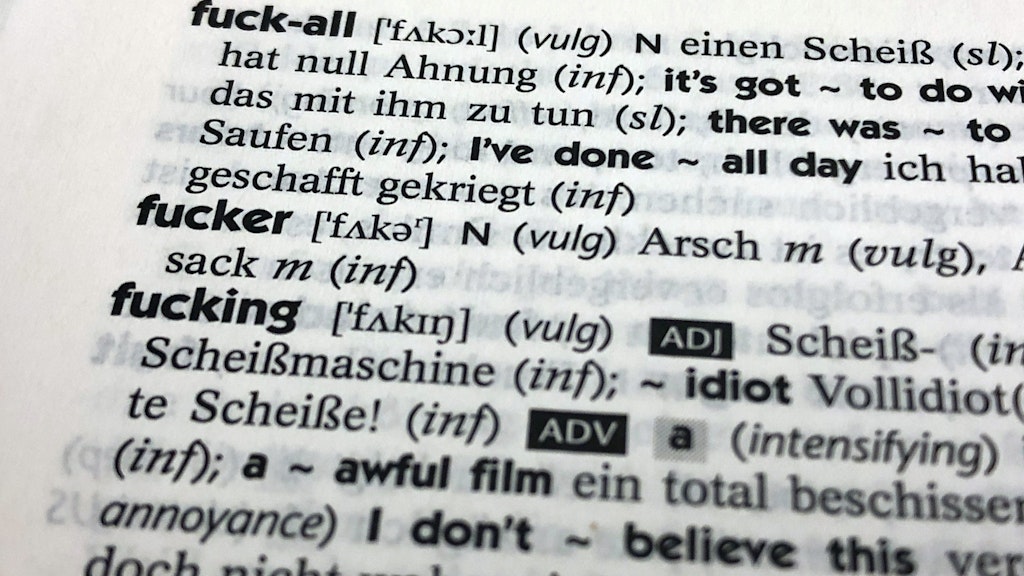 Varianten von «fuck» stehen im Langenscheidt. Jüngere Menschen in Deutschland schimpfen sexualisierter als ältere Generationen.