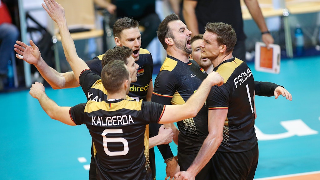 Grozer lässt grüßen: Das deutsche Volleyball-Nationalteam jubelt.