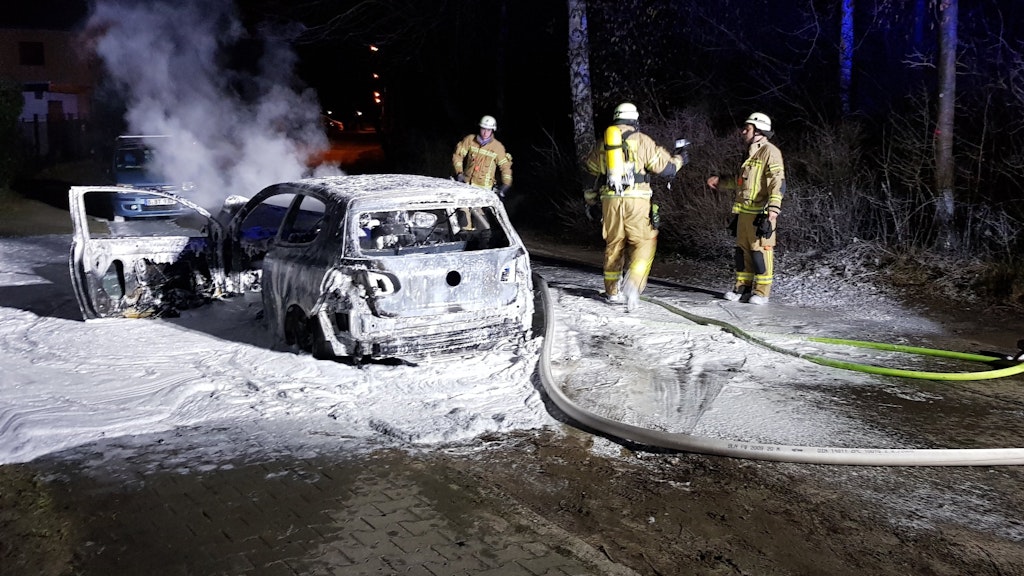 Feuerwehrleute löschen den Autobrand in Treptow-Köpenick (1.2.2020).