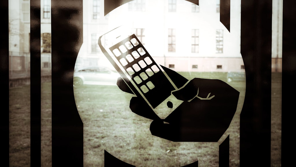Das Handy warnt davor, dass man Kontakt zu Corona-Infizierten hatte - so soll die Corona-App funktionieren.