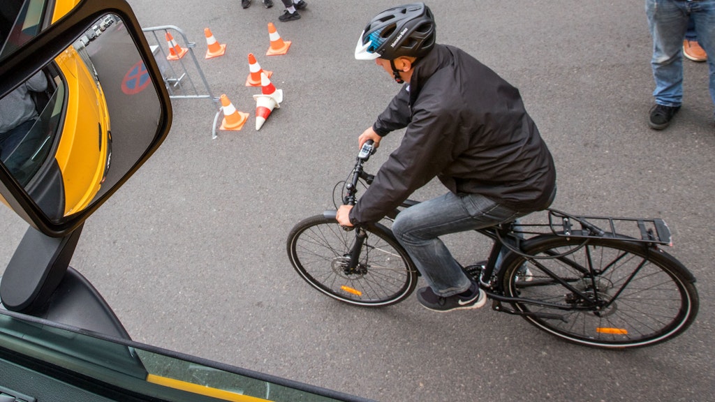 In Gefahr: ein Radfahrer rechts neben einem Lastwagen.