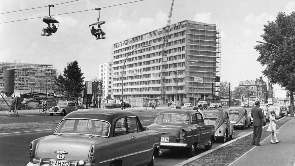 1957, das Hansaviertel entsteht als zentrales Ausstellungsobjekt der Interbau-Messe, entworfen von internationalen Architekten. Für die Messe wurde auch eine Sesselbahn errichtet.