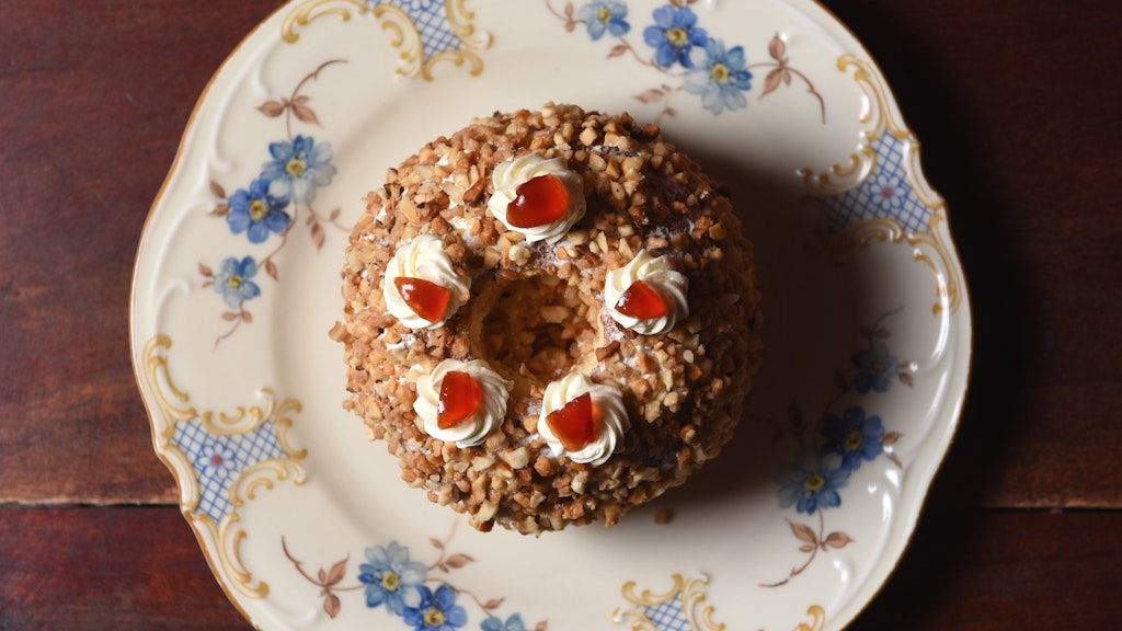 Mit Loch und cremig gefüllt: „Frankfurter Kranz “-Pfannkuchen bei Samy.