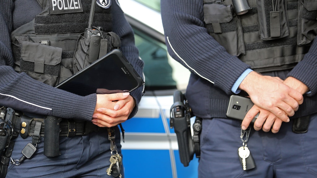 Der Polizist war Mitglied in einem WhatsApp-Gruppenchat, in dem Gewaltdarstellungen und rechtsextreme Inhalte ausgetauscht worden sind (Symbolbild).