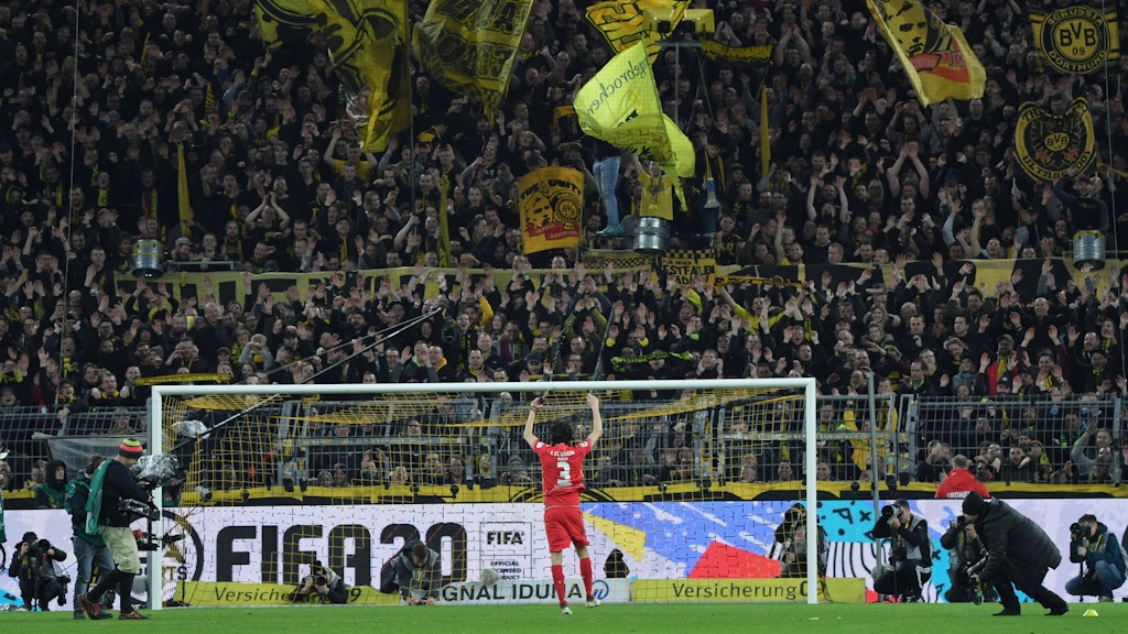 Die Südtribüne hat nicht vergessen, was Neven Subotic im Trikot von Borussia Dortmund geleistet hat.
