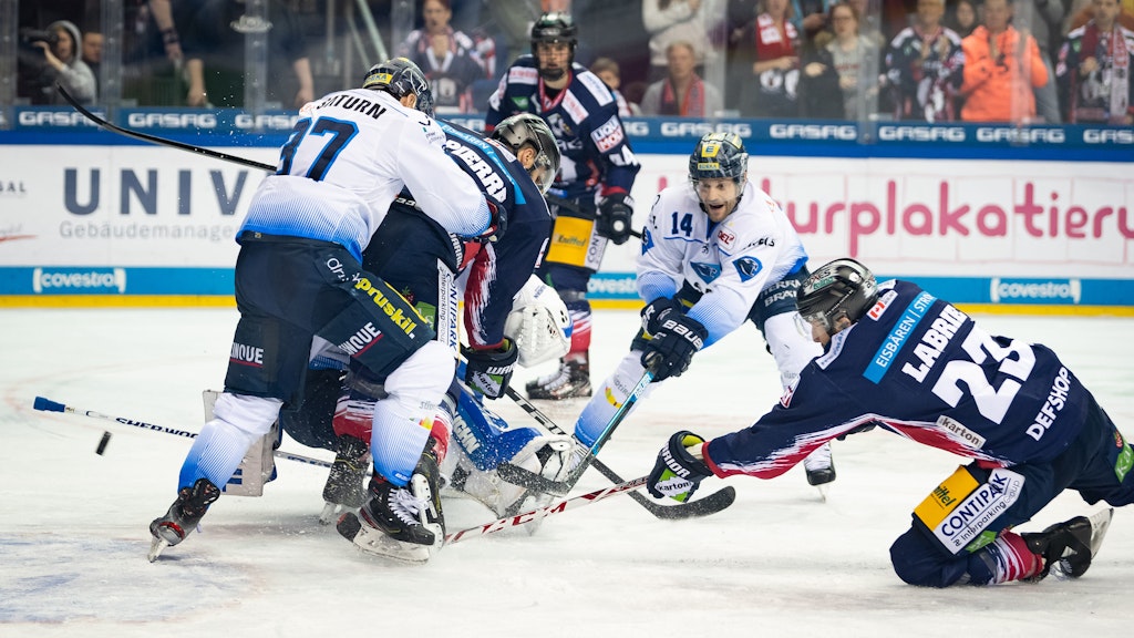 Die Eisbären erzielen das 3:1: Auf Vorarbeit von Lukas Reichel und Maxim Lapierre befördert PC Labrie den Puck ins gegnerische Tor.