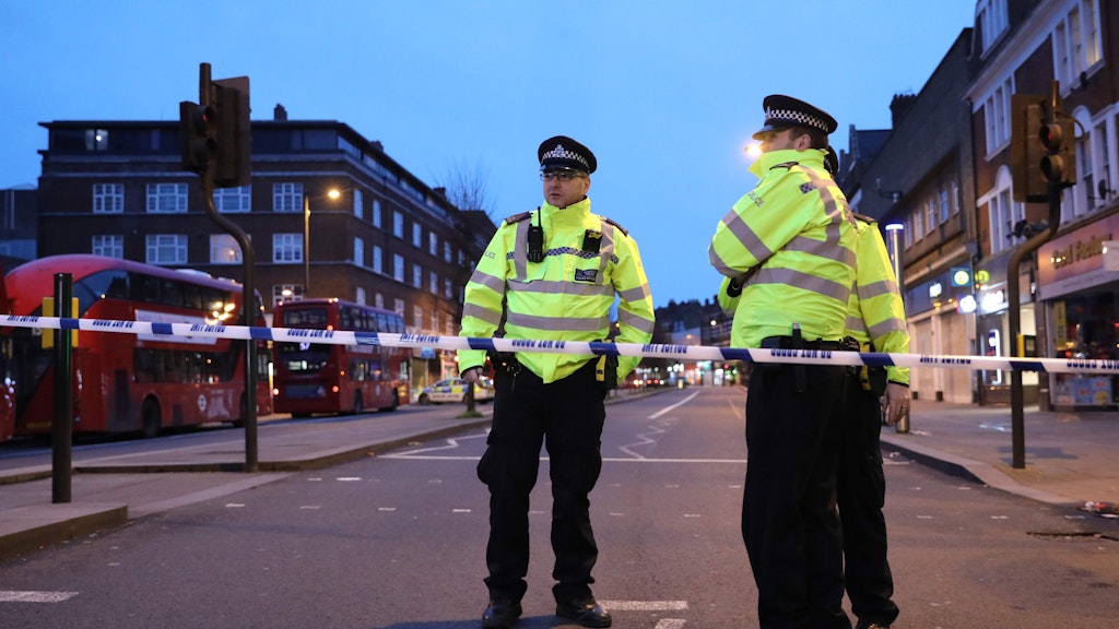 Polizisten am abgesperrten Tatort in London.