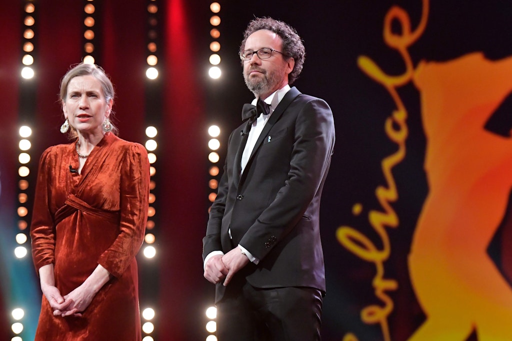 Berlinalechefin Mariette Rissenbeek dankte bei der Eröffnung den Sponsoren - L'Oréal etwa lasse "unsere Stars so gut aussehen" ...