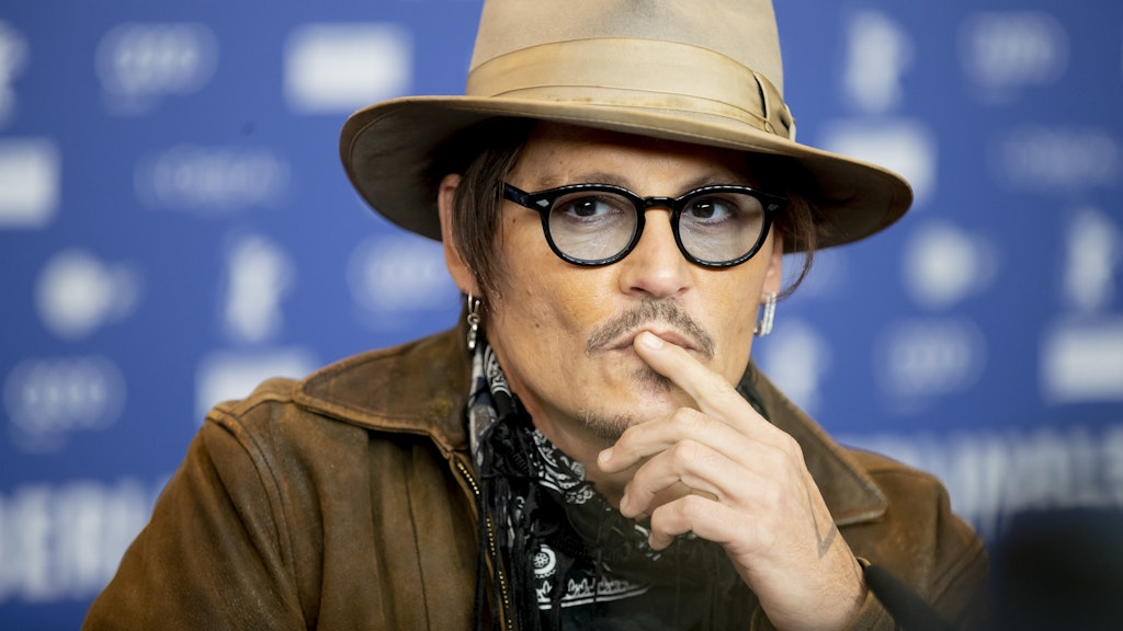 Johnny Depp beobachtet die Journalisten, die ihn beobachten. 