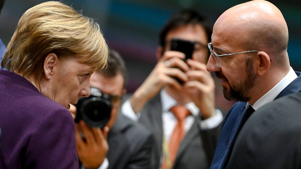 Bundeskanzlerin Angela Merkel (CDU,l) spricht bei dem EU-Gipfel der Staats- und Regierungschefs mit Charles Michel, Präsident des Europäischen Rates.
