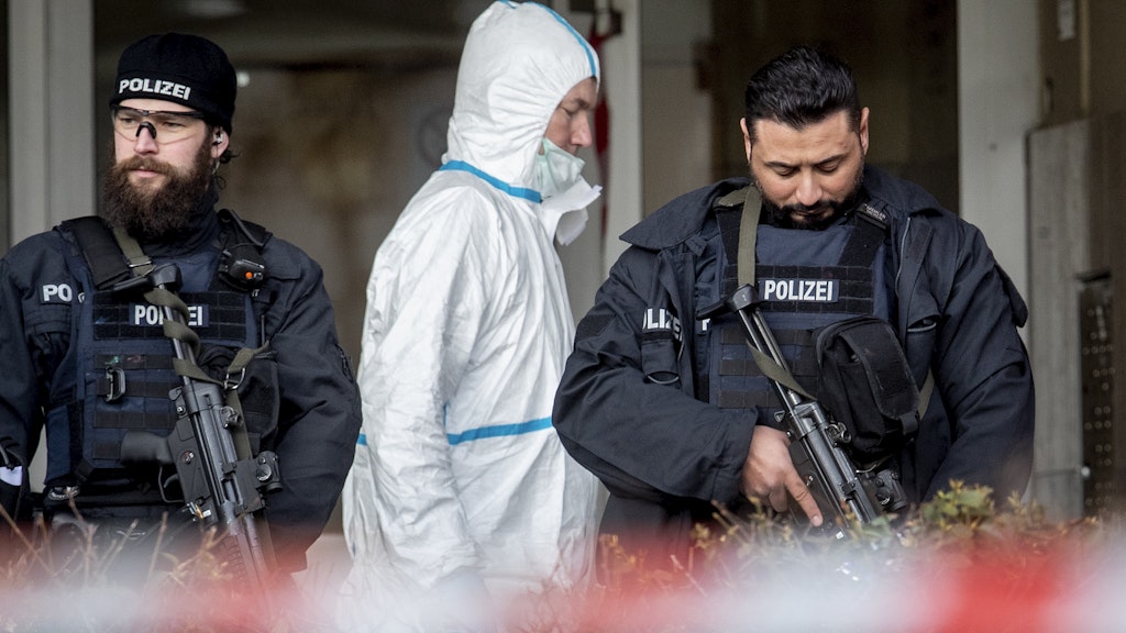 Polizisten und die Spurensicherung an einem der Tatorte in Hanau.