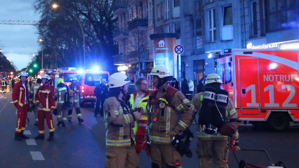 Großeinsatz der Berliner Feuerwehr in der Hermannstraße.