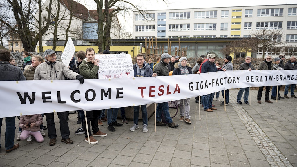 Befürworter der geplante Tesla-Fabrik in Grünheide halten einen Banner mit der Aufschrift "Welcome Tesla Giga-Factory Berlin Brandenburg".