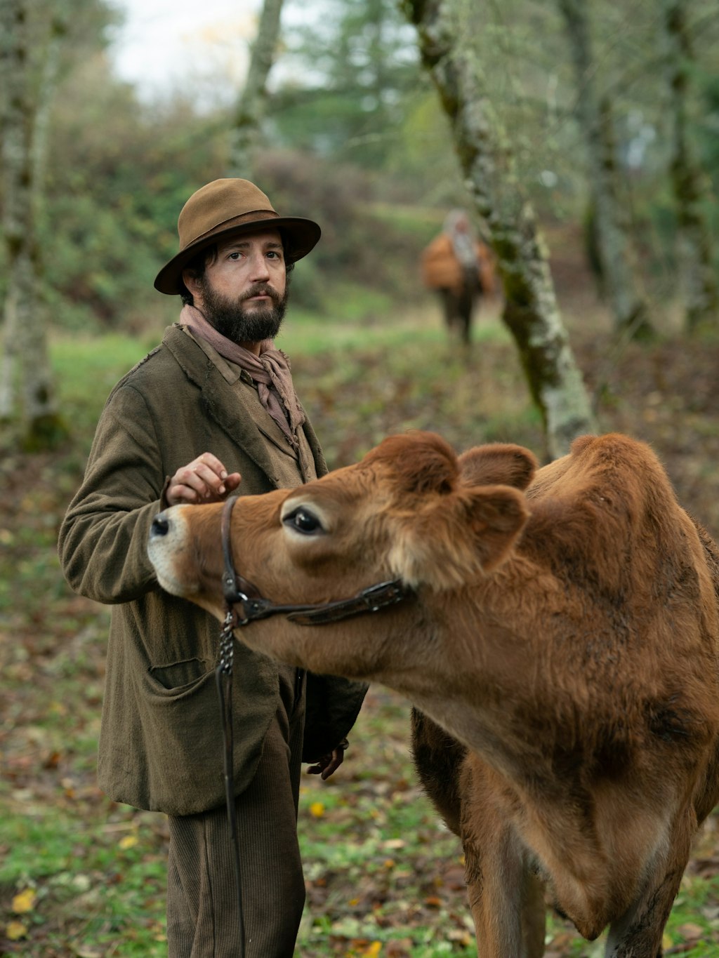 John Magaro als Cookie Figowitz und Kuh Evie.
