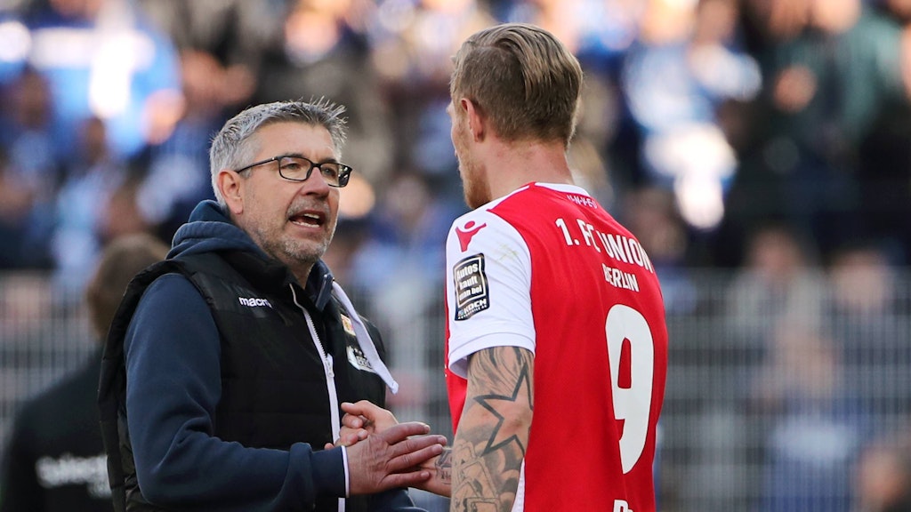 Manch anderer Trainer wäre bei einem Alleingang wie dem von Sebastian Polter beleidigt gewesen. Urs Fischer (l.) suchte hingegen das Gespräch.