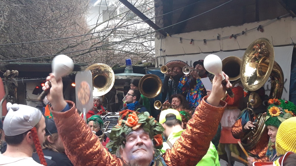 Buntes Gedränge, wilde Klänge: Blumenkinder in Dransdorf. 