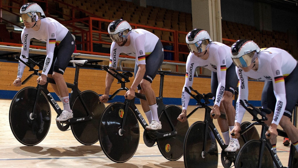 Einrollen für die WM im Velodrom: Der Vierer mit Theo Reinhardt, Domenic Weinstein, Nils Schomber und Felix Groß trainiert (v.l.) trainiert in Frankfurt an der Oder.