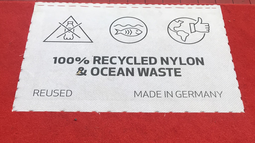 Die Stars schreiten über recycelte Fischernetze und aus den Weltmeeren gefischte Plastiktüten.