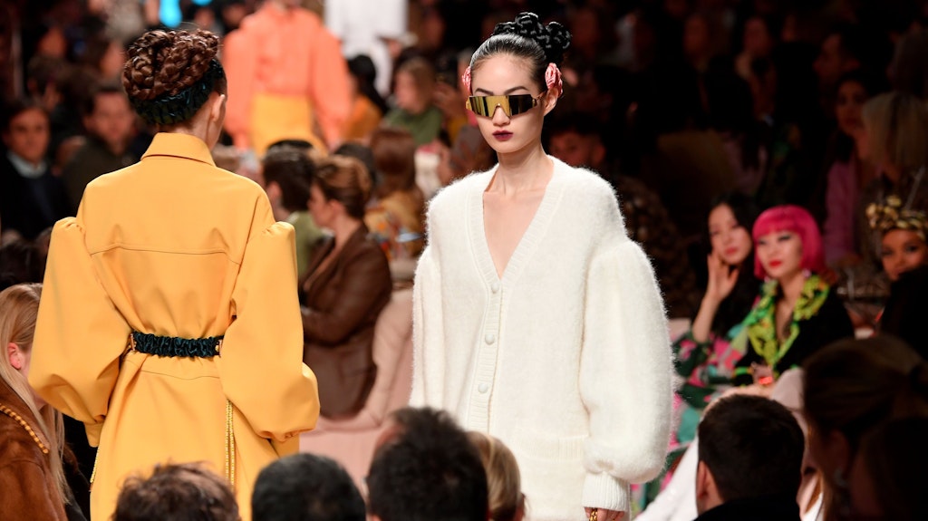 Bei <strong>FENDI </strong>hat nun Silvia Venturini Fendi das Steuer allein in der Hand, ohne Karl Lagerfeld. Und siehe da, die <em>padrona</em> weiß, was Frauen (sich) wünschen..