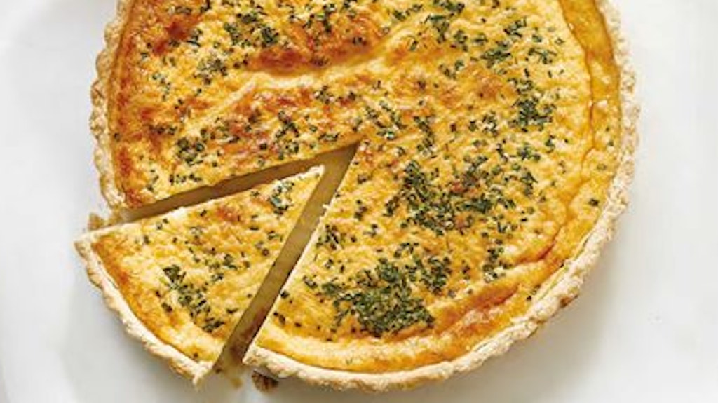 Drei-Käse-Quiche mit Schnittlauch: eine pikante Leckerei auf Mürbeteig. 