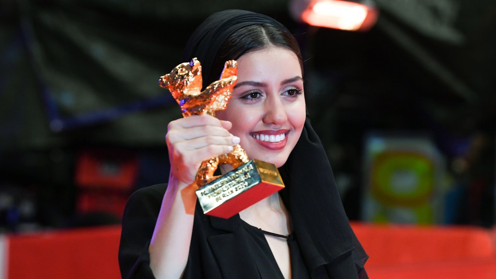 Baran Rasoulof mit dem Goldenen Bären für ihren Vater, den Regisseur Mohammad Rasoulof.