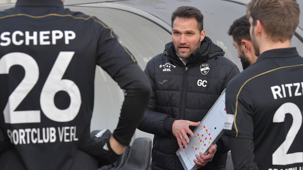 Trainer mit Taktiktafel: Guerino Capretti hält vor Verls Spielern eine Ansprache.