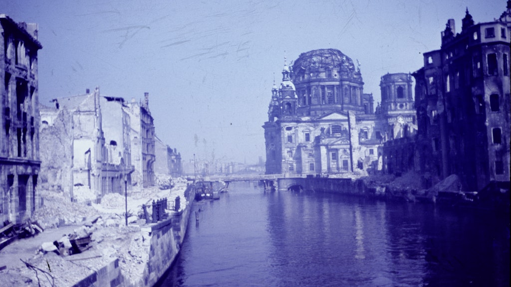 "Berlin 1946. Dom & Landwehr Canal" Burgstraße, Berliner Dom und Schloß Cecil F. S. Newman Sammlung C. F. S. Newman. (seitenverkehrt)<br>