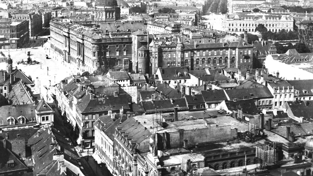 Blick auf die Ostfassade des Schlosses im Jahr 1891, im Bildvordergrund das dicht bebaute Heilig-Geist-Viertel