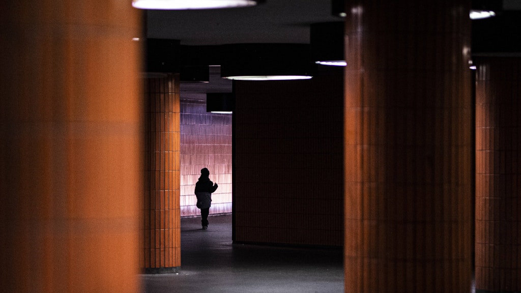 Die Mutter des 12-jährigen Mädchens und ihr Partner stehen wegen sexuellen Missbrauchs vor Gericht. (Symbolbild)