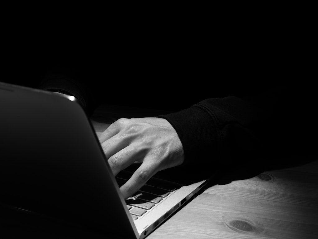 Viele Pädo-Kriminellen bewegen sich anonym im Internet, die Ermittlungen sind schwierig (Symbolfoto).