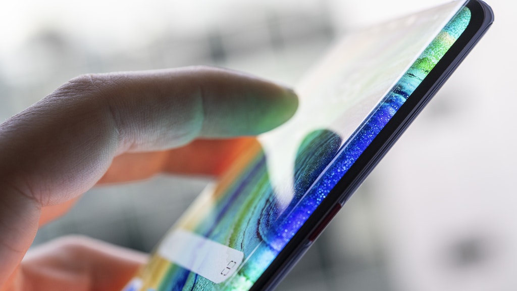 Ein Mann hält ein Smartphone in der Hand. Wer seinen Anbieter wechseln, aber die Rufnummer mitnehmen will, zahlt dafür eine Gebühr. (Symbolbild)