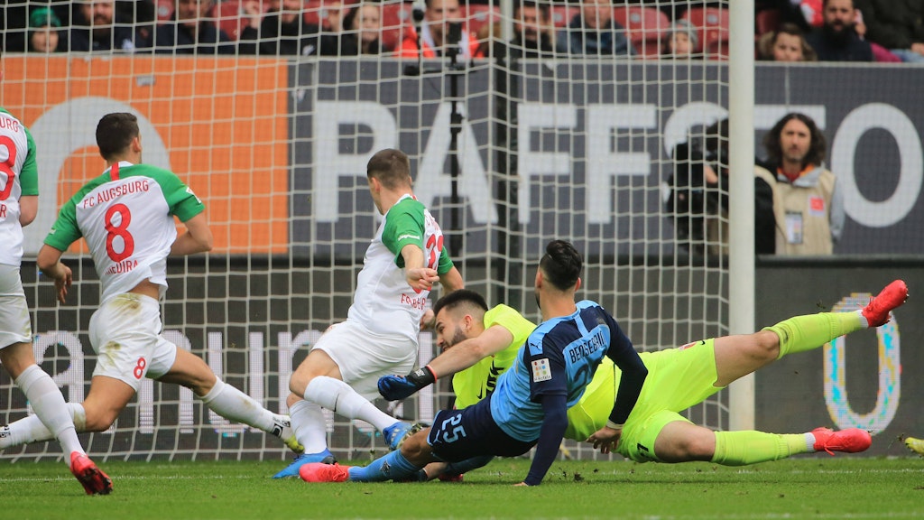 Schlussmann Tomas Koubek und seine Augsburger Kollegen können das 1:0 von Ramy Bensebaini für Gladbach nicht verhindern.
