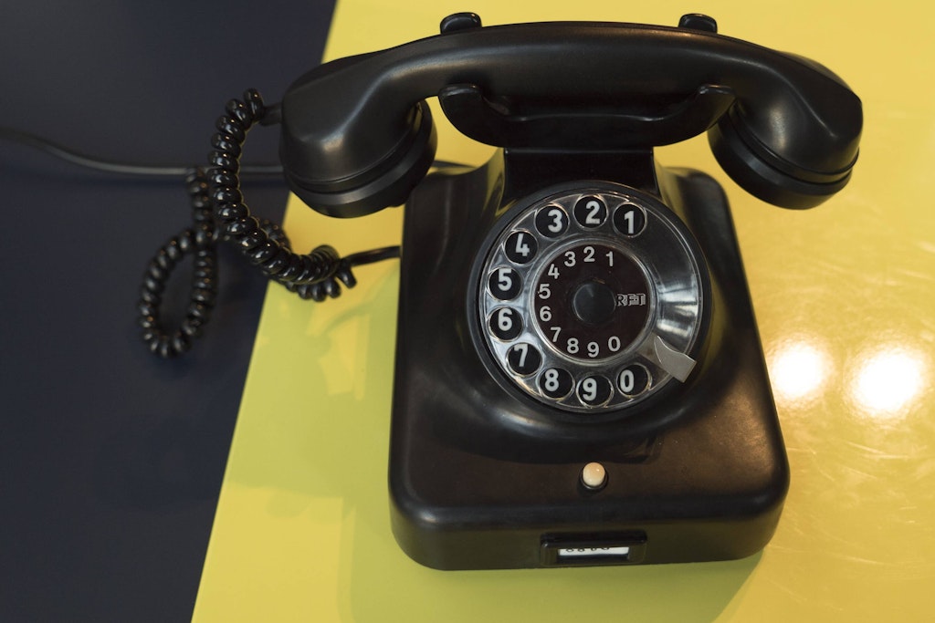 Telefonieren wie die Großeltern: Ein altes DDR-Bakelit-Wählscheiben-Telefon. 