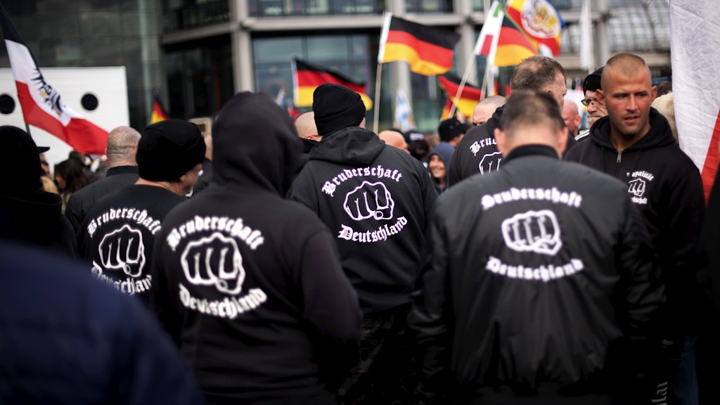 Rechte mit unverkennbarer Symbolik bei einer Demo in Berlin.